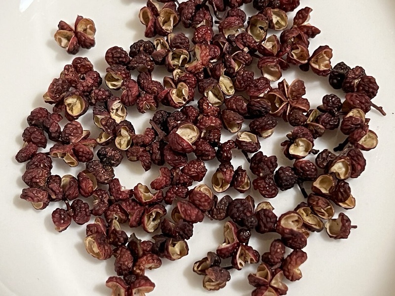 Tête : Poivre du Sichuan, Cardamome, Bergamote