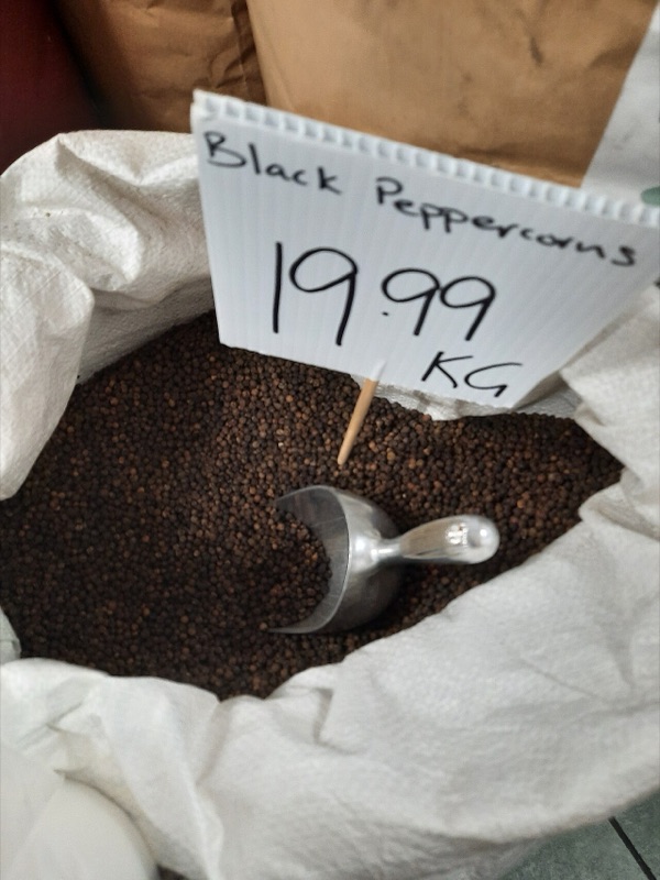 Cœur : Poivre noir, Patchouli, Galbanum