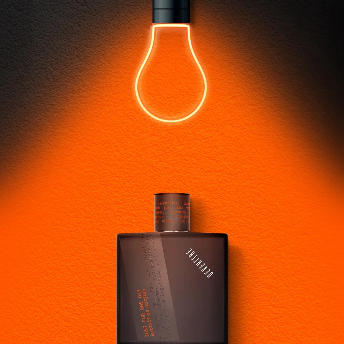 Just For One Day, Devertere — flacon contre un mur orange sous une ampoule filament