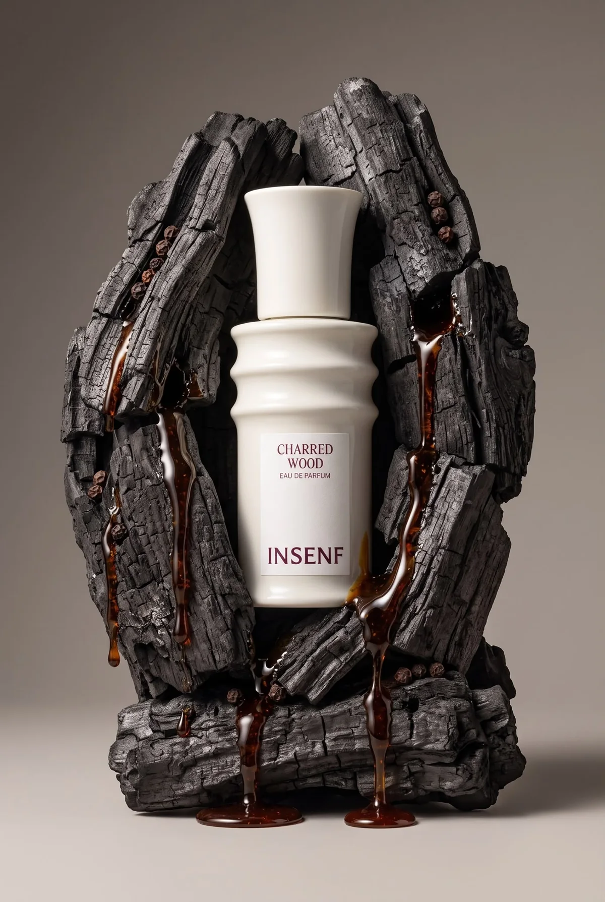 Charred Wood d'INSENF dressé entre des bûches de bois carbonisé nappées d'une sauce sombre
