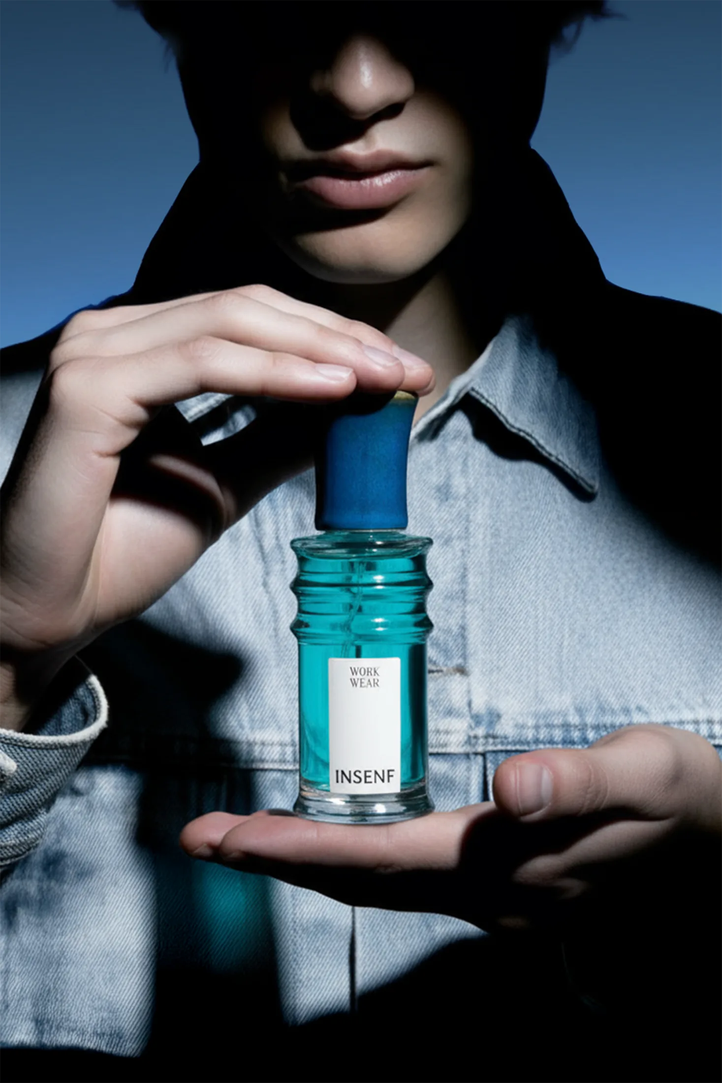Work Wear, INSENF — le flacon tenu à deux mains, chemise en jean