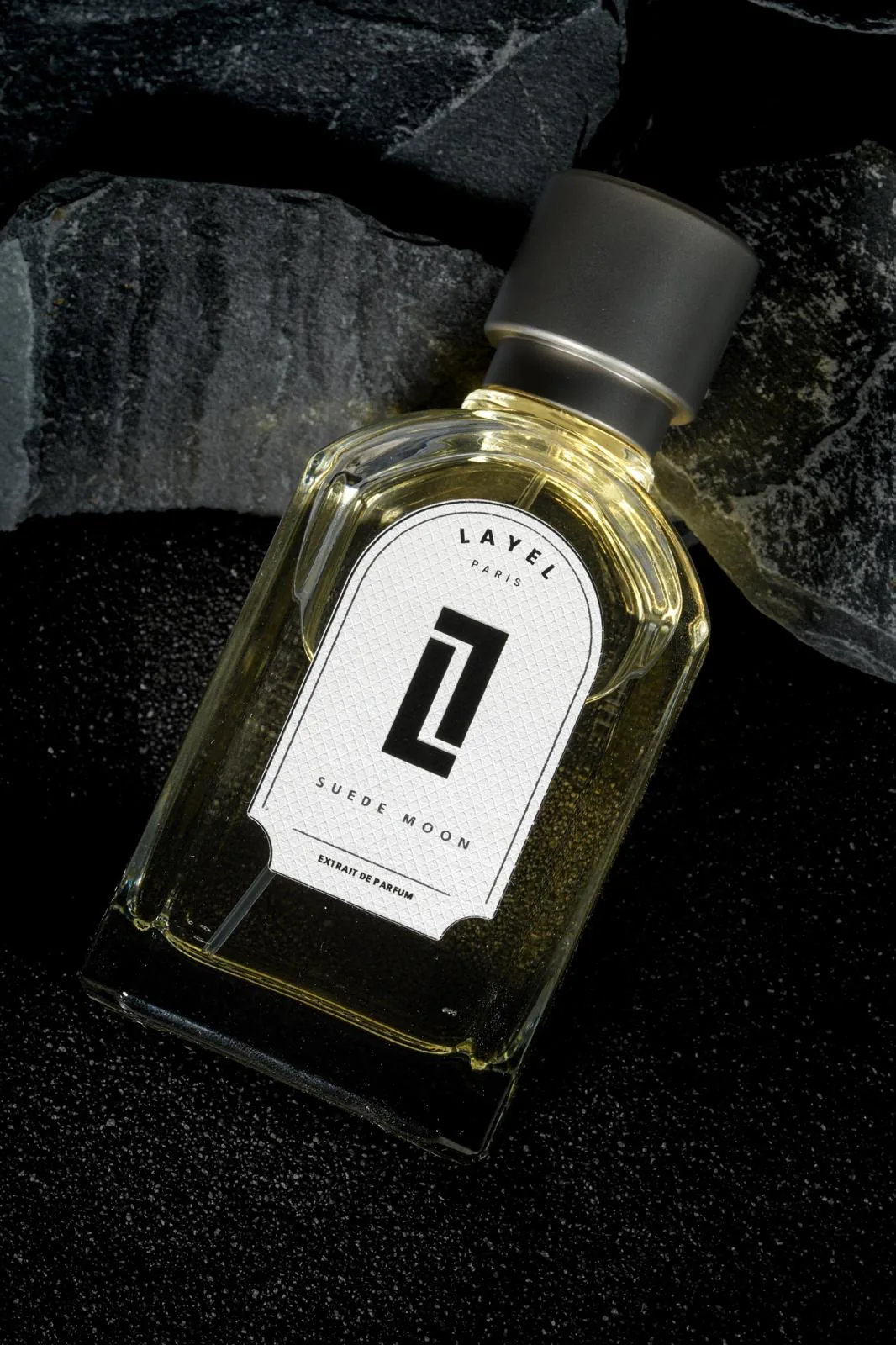 Suede Moon, LAYEL PARIS — flacon sur ardoise noire, ambiance minérale nocturne