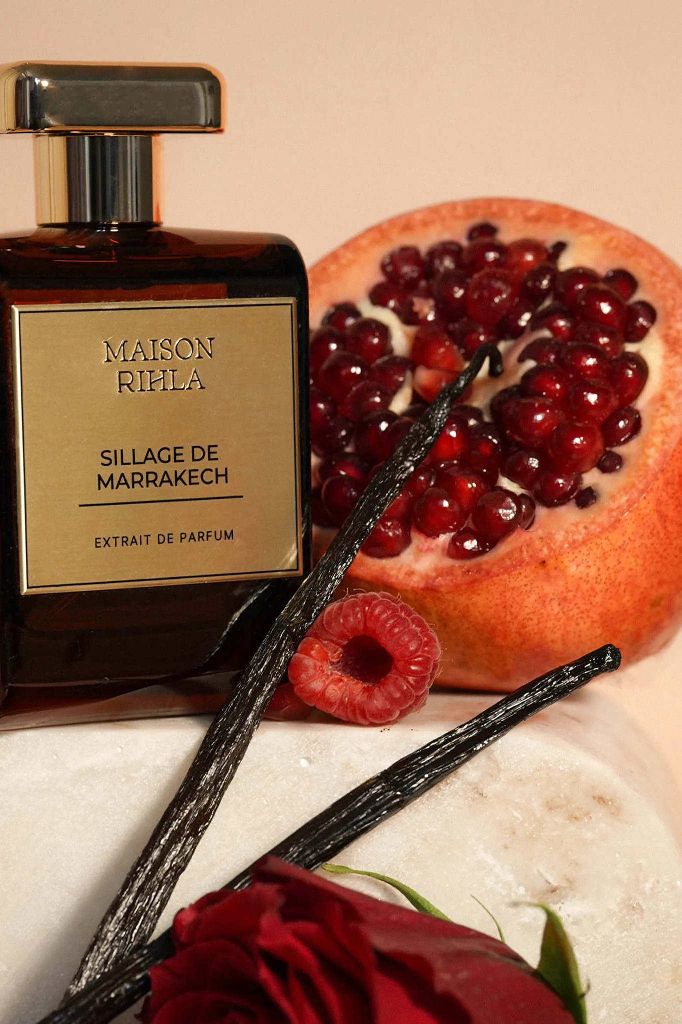 Sillage de Marrakech posé sur du marbre, grenade et baies roses