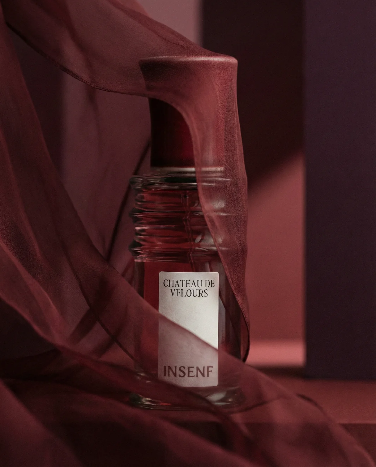 Étude photographique, flacon enveloppé d'organza bordeaux, parfumerie indépendante